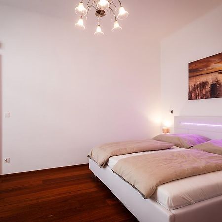 Operngasse Premium in "Your Vienna" Appartement Buitenkant foto