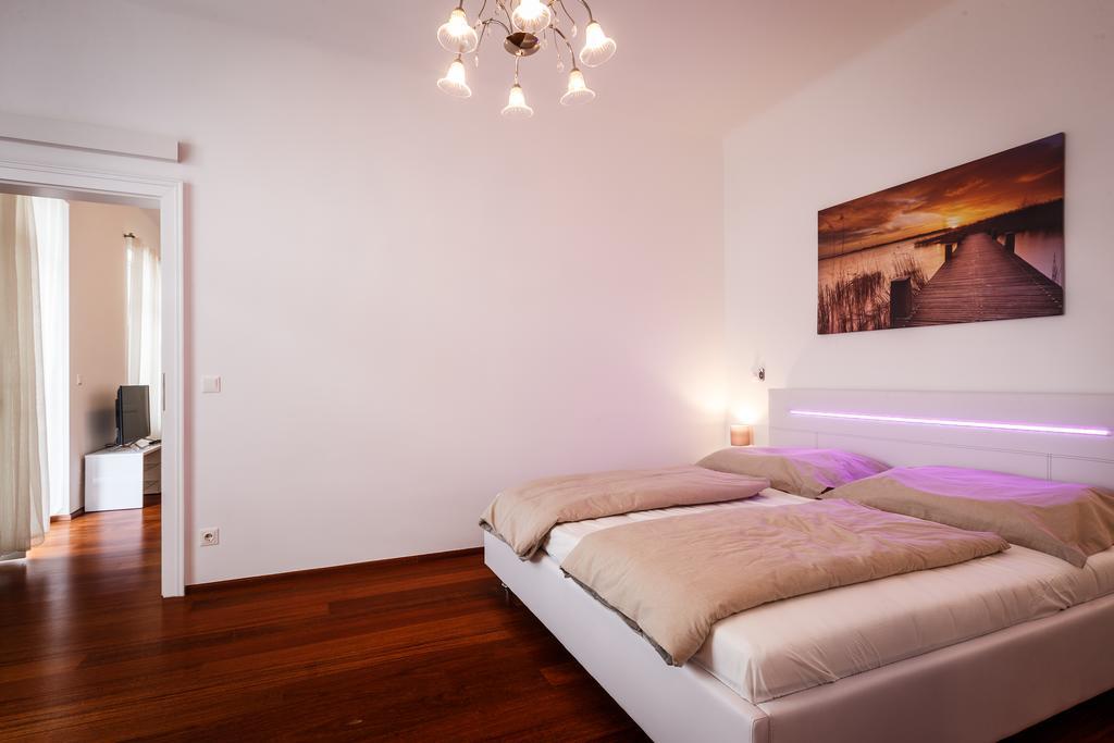 Operngasse Premium in "Your Vienna" Appartement Buitenkant foto